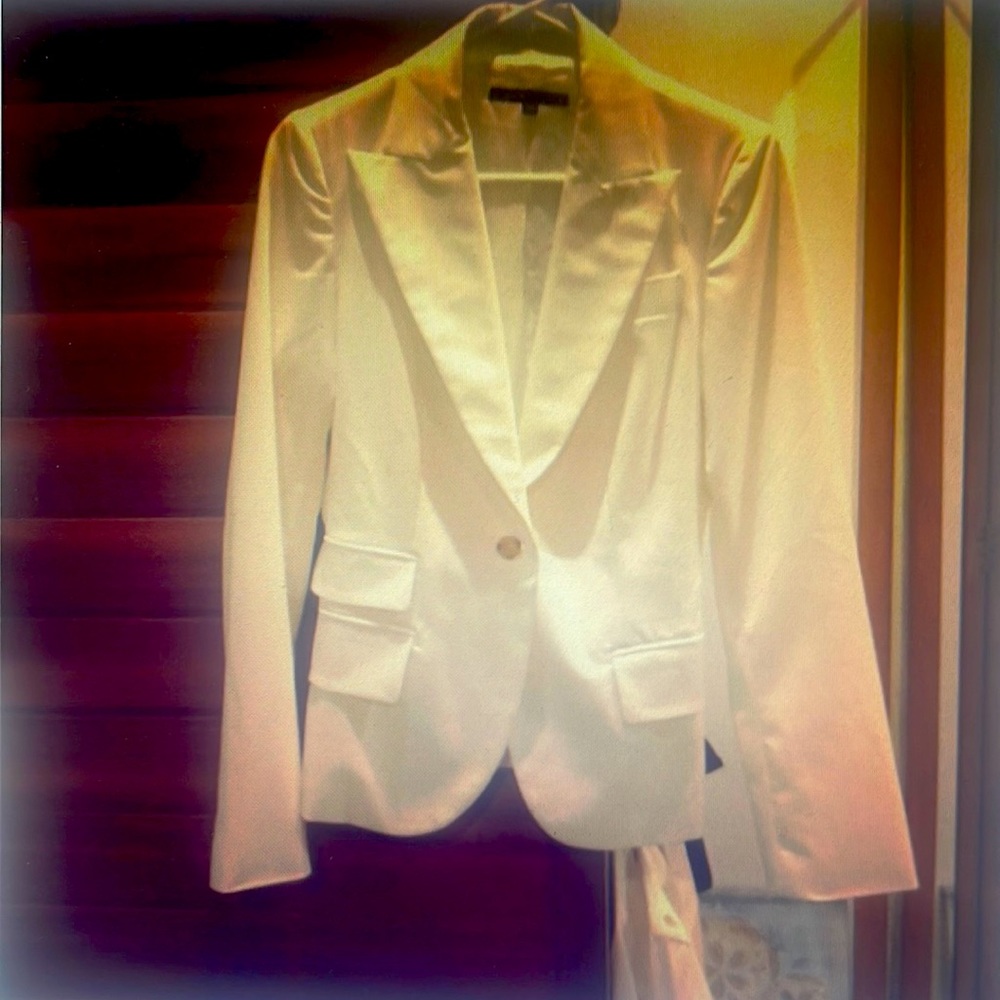 White blazer super cute !